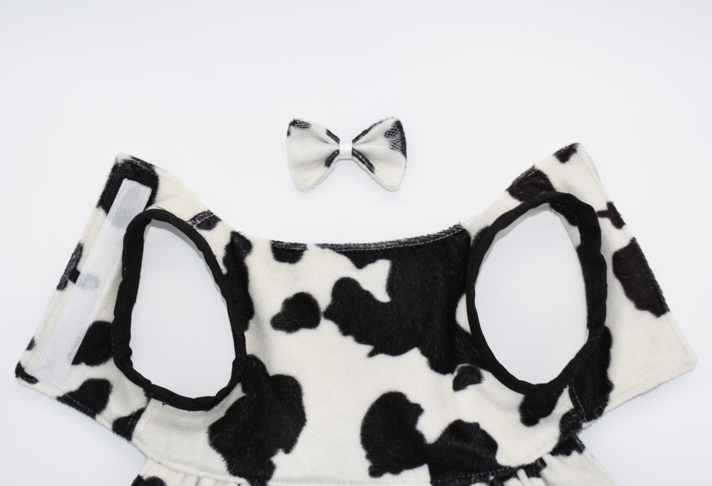 a view of the shoulders and a hair bow